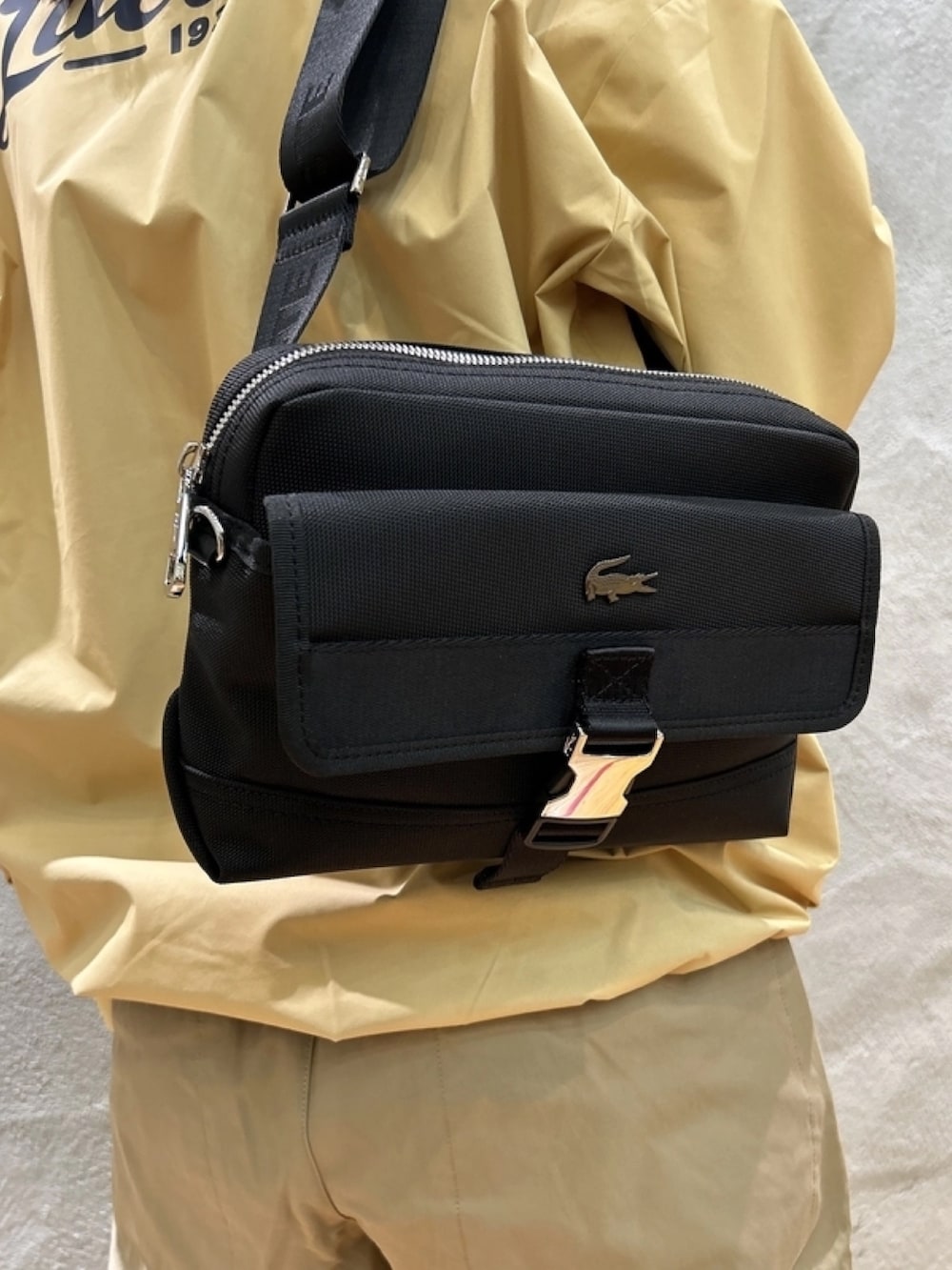 「LACOSTEのワイドテーパード ナイロンコットンツイル 裾ドローコード カーゴパンツ（カーゴパンツ、ベージュ系）」を使った、momoさん（レディース・166cm）の春コーディネートの4枚目の写真