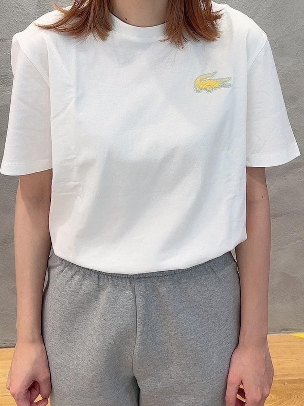 「シャツ、黄色、Tシャツ、ラコステ、ラコステ(LACOSTE)」｜「LACOSTEのオックスフォードボタンダウンシャツ（シャツ/ブラウス、イエロー系）」を使った、momoさん（レディース・166cm）の春コーディネートの3枚目の写真