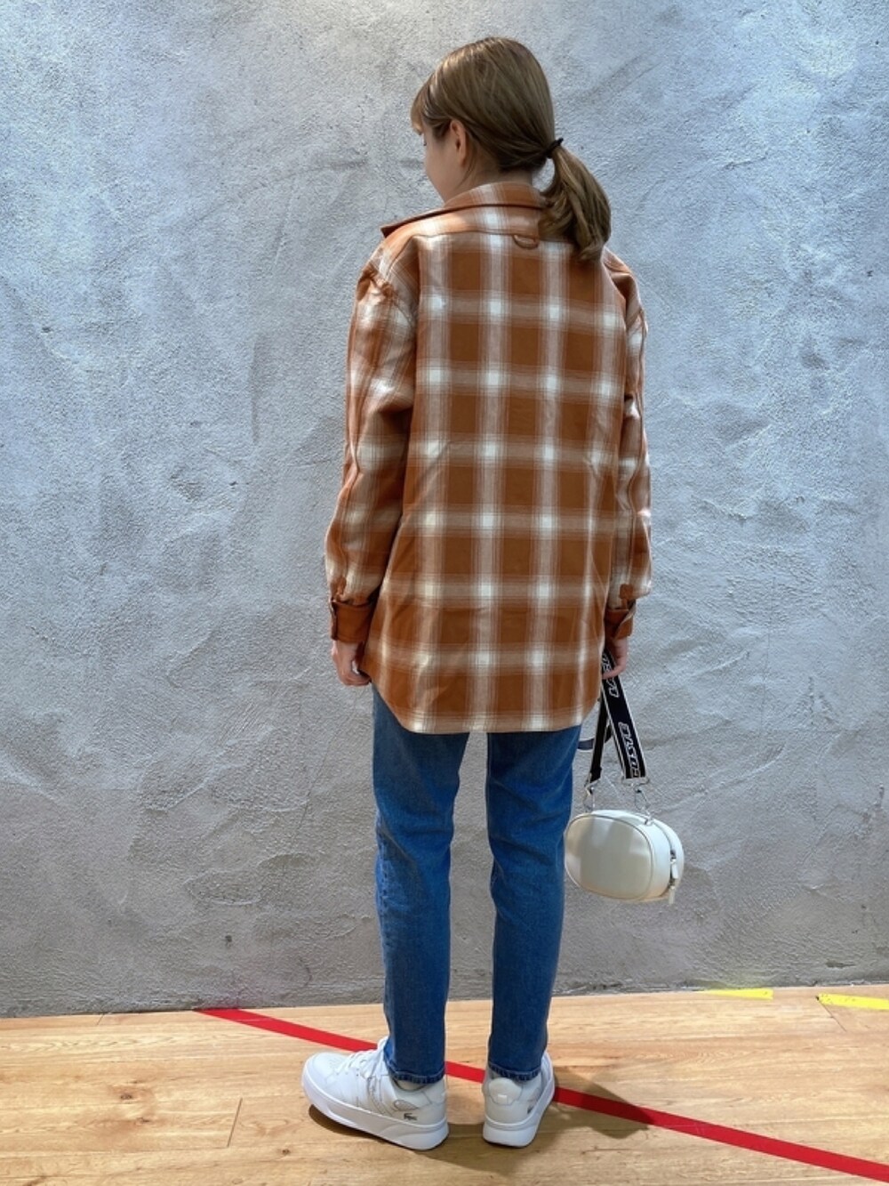「リバーシブルシャツ、茶色、チェック柄、ボトルネック、Tシャツ、スニーカー」｜「LACOSTEのボトルネックミラノリブプルオーバー トレーナー（スウェット、ホワイト系）」を使った、momoさん（レディース・166cm）の春コーディネートの2枚目の写真
