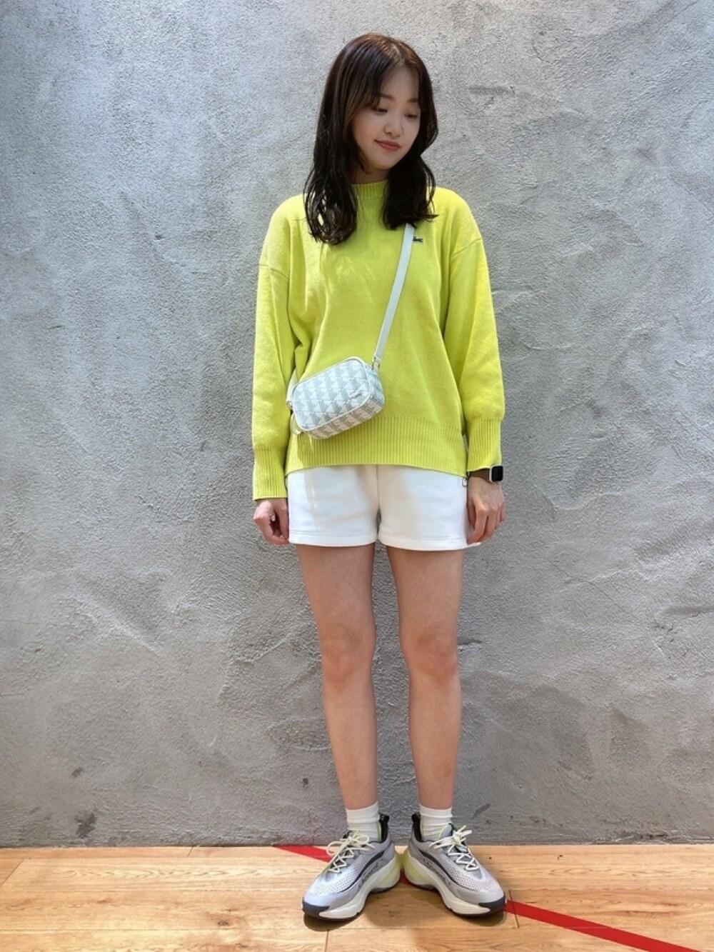 「ショートパンツ、スウェット、ニット、リネン、スニーカー、黄色、スポーツミックス」｜「LACOSTEのリネンブレンドブライトカラーニットセーター（ニット/セーター、グリーン系）」を使った、momoさん（レディース・166cm）の春コーディネートの2枚目の写真