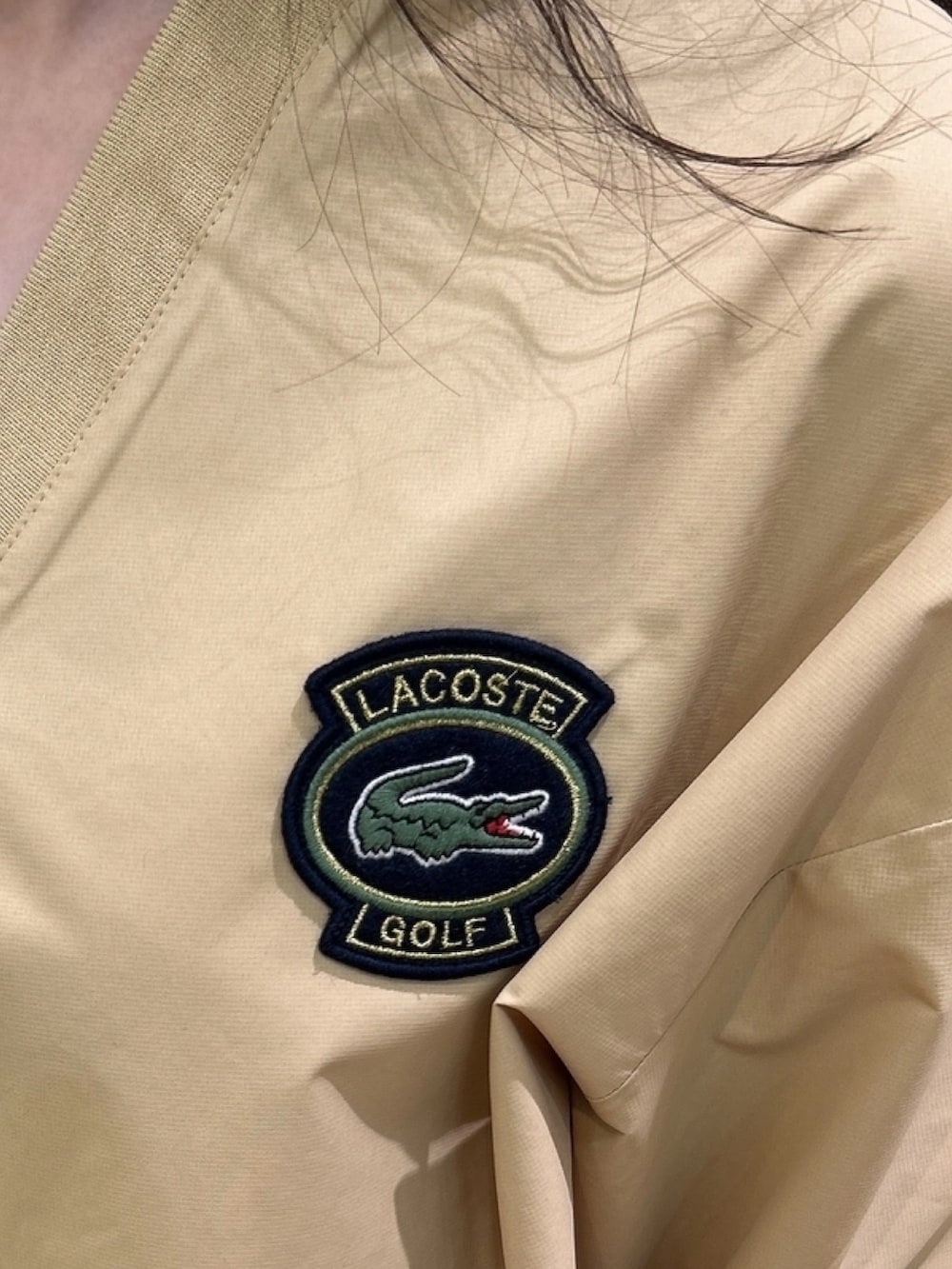 「LACOSTEのワイドテーパード ナイロンコットンツイル 裾ドローコード カーゴパンツ（カーゴパンツ、ベージュ系）」を使った、momoさん（レディース・166cm）の春コーディネートの3枚目の写真