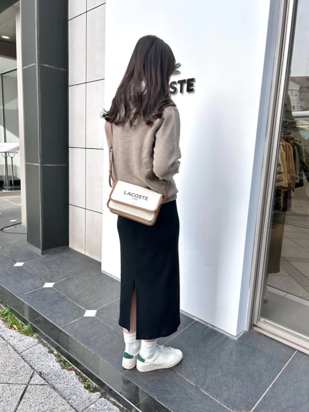 「カシミヤニット、カシミヤ、リブワンピース、ワンピース、スニーカー」｜「LACOSTEのエッセンシャルカシミヤニットセーター / 3Dシームレスニット（ニット/セーター、ブラウン系）」を使った、momoさん（レディース・166cm）の春コーディネートの2枚目の写真