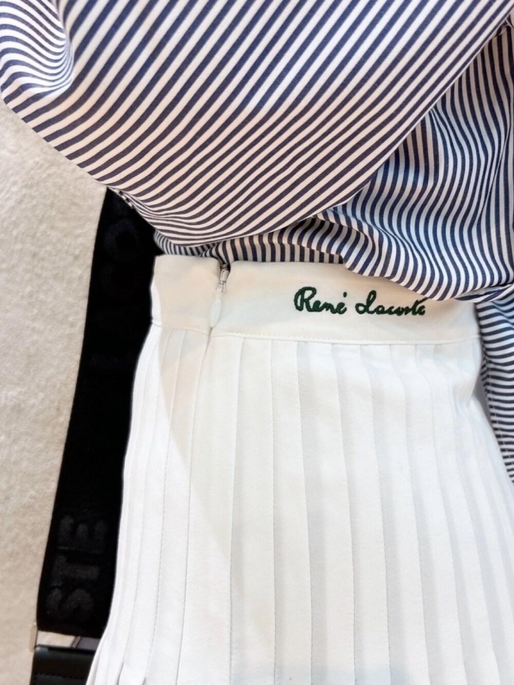 「ストライプシャツ、スカート、カーディガン、スニーカー、キャンバスバッグ」｜「LACOSTEのボリュームスリーブ ストライプクロップド 長袖シャツ（シャツ/ブラウス、ブルー系）」を使った、momoさん（レディース・166cm）の春コーディネートの7枚目の写真