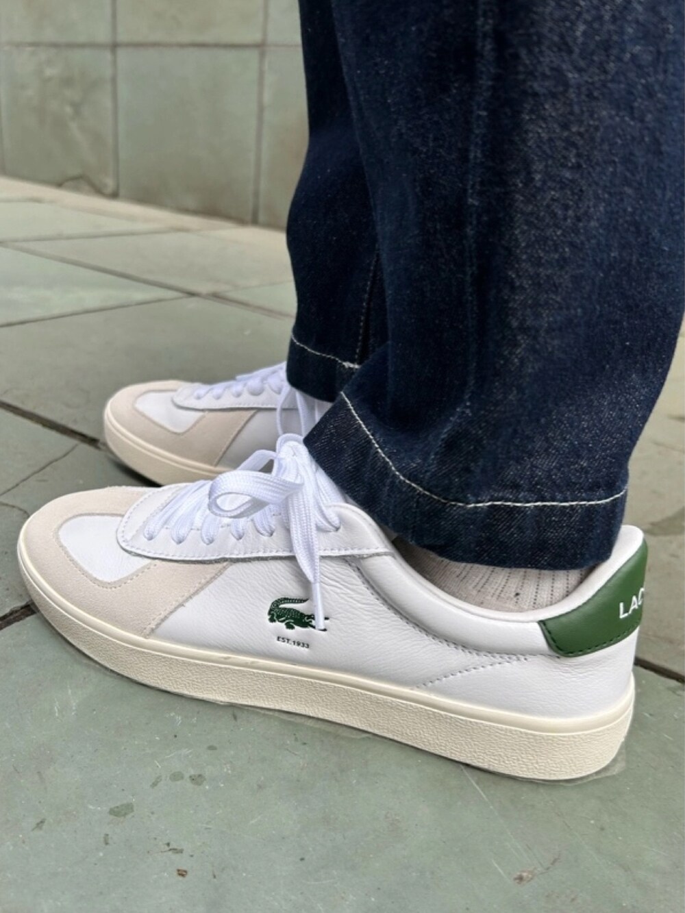 「ケーブルニット、シューズ、デニムパンツ」｜「LACOSTEのレディース BASESHOT PRO 125 2 SFA（スニーカー、ホワイト系）」を使った、momoさん（レディース・166cm）の春コーディネートの6枚目の写真