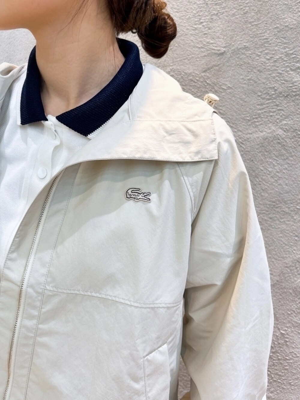 「春コーデ、デニム、マウンテンパーカー、ポロシャツ」｜「LACOSTEの撥水 ショート丈 ウィメンズ ヘムライン マウンテンパーカー（ブルゾン、ホワイト系）」を使った、momoさん（レディース・166cm）の春コーディネートの3枚目の写真