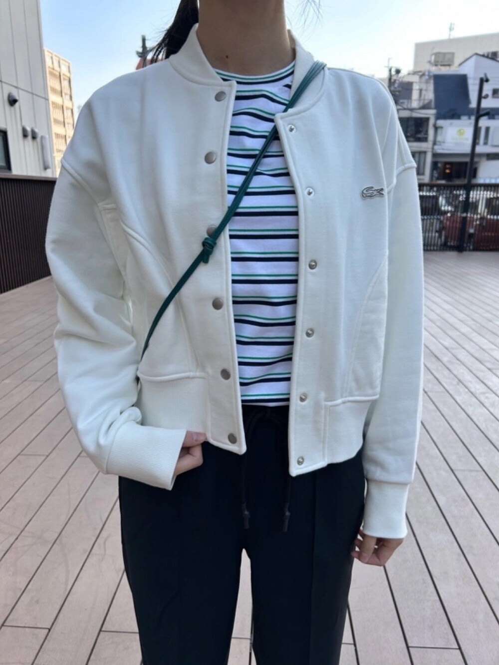 「Tシャツ、ボーダー、スウェットブルゾン」｜「LACOSTEのベーシックボーダーロングスリーブTシャツ（Tシャツ/カットソー、ホワイト系）」を使った、momoさん（レディース・166cm）の春コーディネートの3枚目の写真