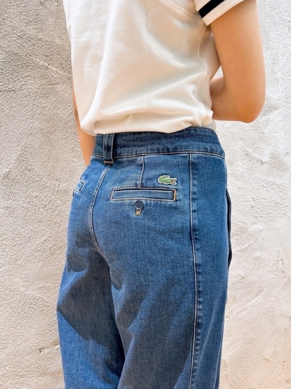 「春コーデ、デニム、マウンテンパーカー、ポロシャツ」｜「LACOSTEの撥水 ショート丈 ウィメンズ ヘムライン マウンテンパーカー（ブルゾン、ホワイト系）」を使った、momoさん（レディース・166cm）の春コーディネートの6枚目の写真