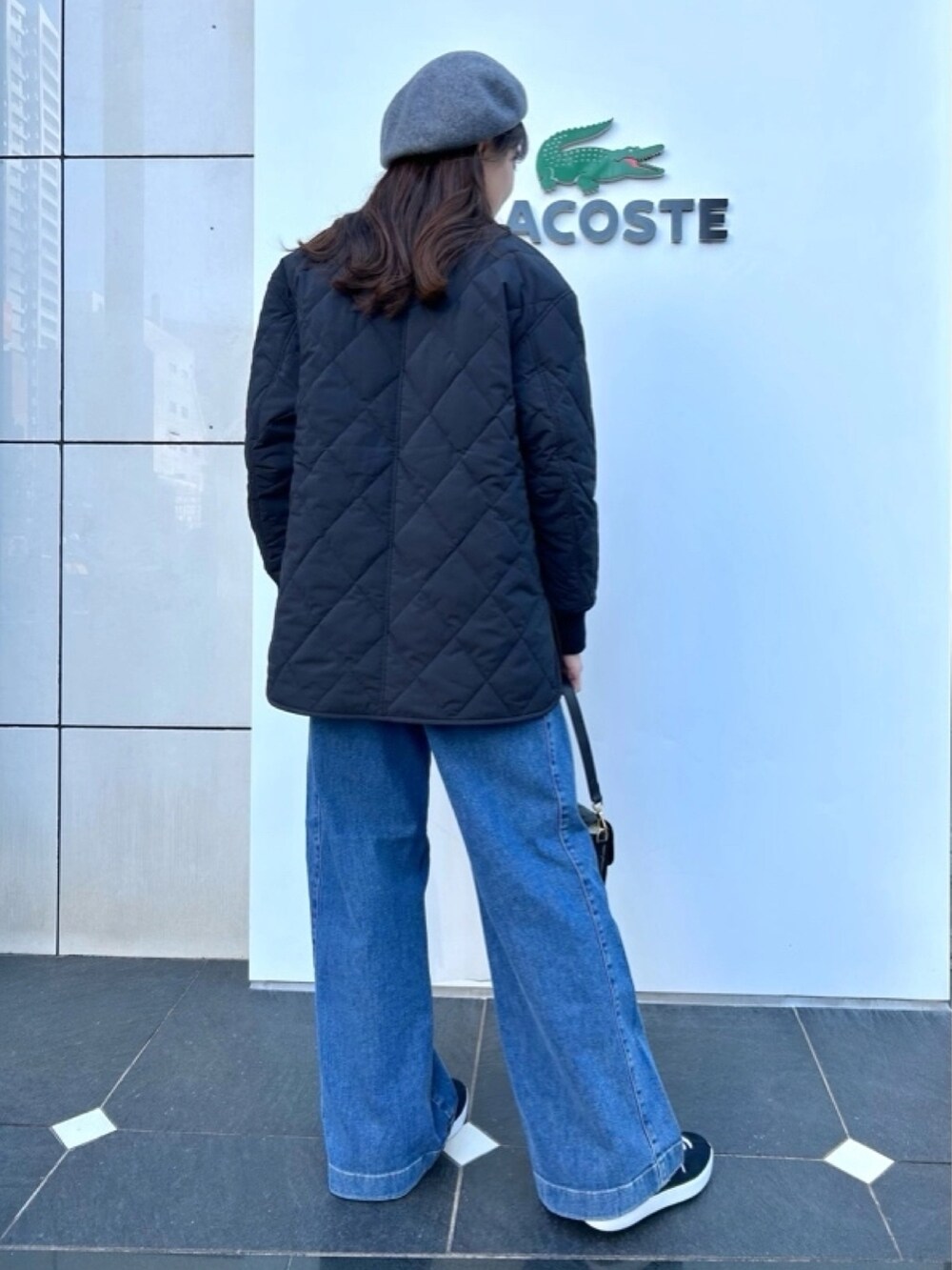 「タートルネック、ニット、ベレー帽、キルティングジャケット」｜「LACOSTEのラウンドヘムライン ボックスシルエット撥水キルティングジャケット（ノーカラージャケット、ブラック系）」を使った、momoさん（レディース・166cm）の春コーディネートの2枚目の写真