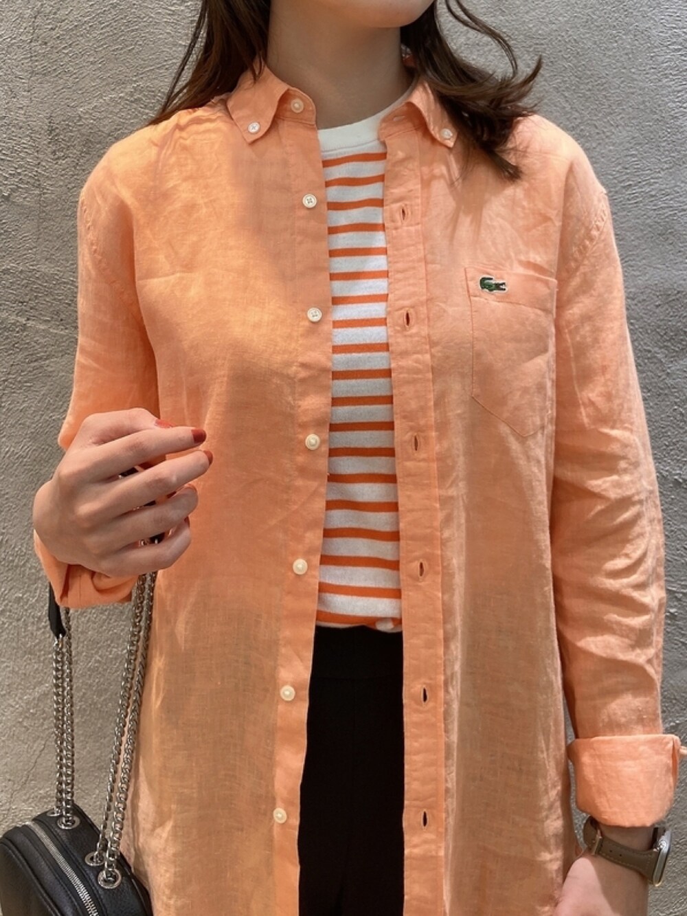 「LACOSTEのリネンボタンダウンシャツ（シャツ/ブラウス、オレンジ系）」を使った、momoさん（レディース・166cm）の春コーディネートの4枚目の写真
