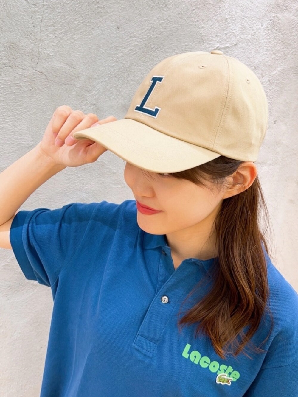 「トラックパンツ、ポロシャツ、キャップ」｜「LACOSTEのオーガニックコットン鹿の子 ネームプリント ヴィンテージ ポロシャツ（ポロシャツ、ブルー系）」を使った、momoさん（レディース・166cm）の春コーディネートの4枚目の写真