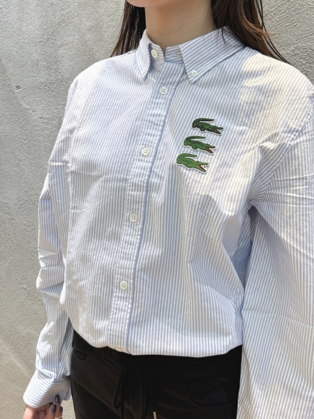 「ダウン、シャツ、キャンバスシューズ、チェーンバッグ、ストライプシャツ」｜「LACOSTEのタイムラインクロックストライプオックスフォードシャツ（シャツ/ブラウス、ブルー系）」を使った、momoさん（レディース・166cm）の春コーディネートの5枚目の写真