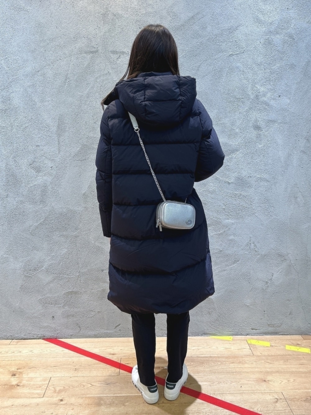 「ダウン、シャツ、キャンバスシューズ、チェーンバッグ、ストライプシャツ」｜「LACOSTEのタイムラインクロックストライプオックスフォードシャツ（シャツ/ブラウス、ブルー系）」を使った、momoさん（レディース・166cm）の春コーディネートの2枚目の写真