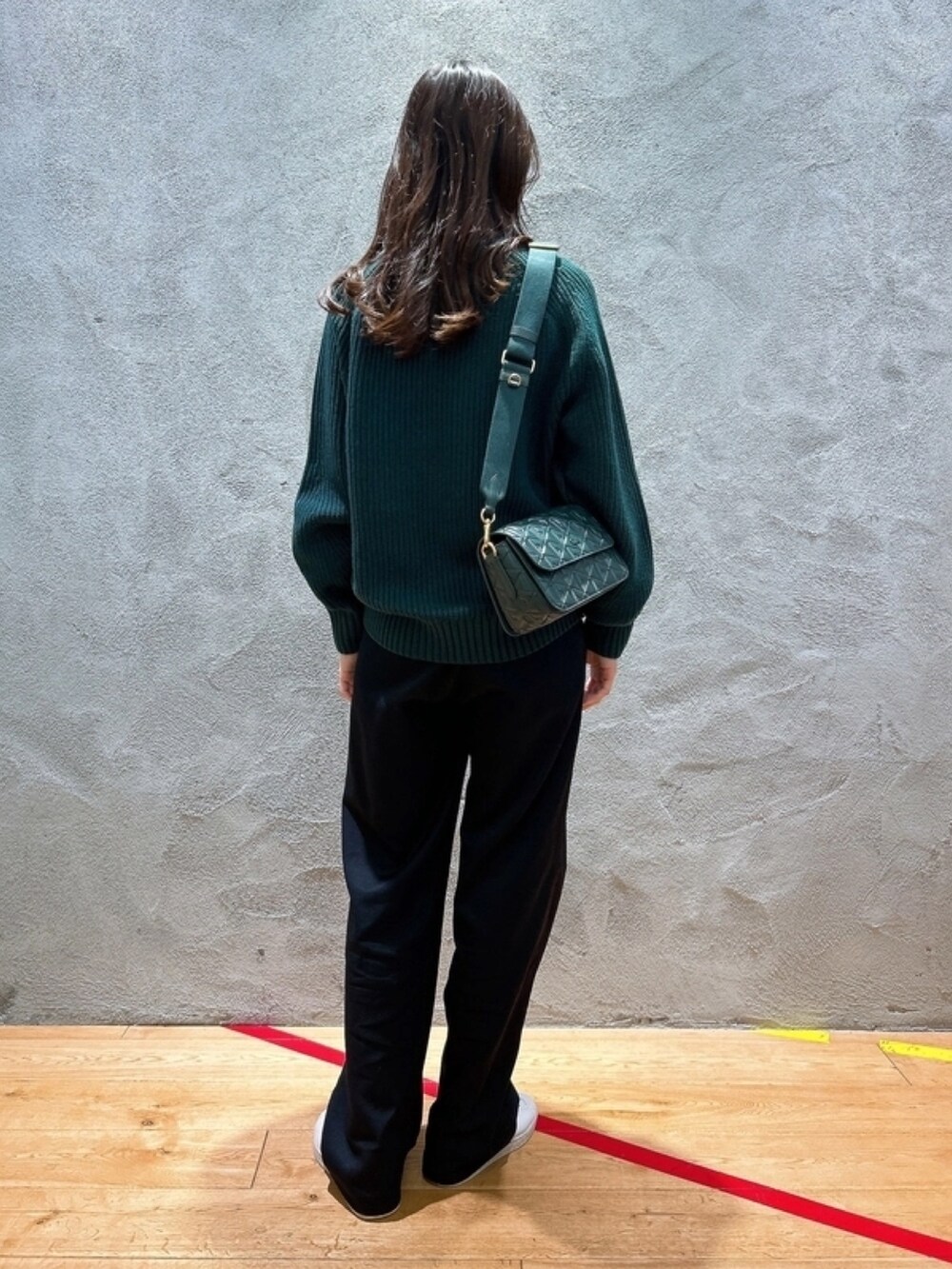 「LACOSTEのエッセンシャルローゲージニットセーター（ニット/セーター、グリーン系）」を使った、momoさん（レディース・166cm）の春コーディネートの4枚目の写真