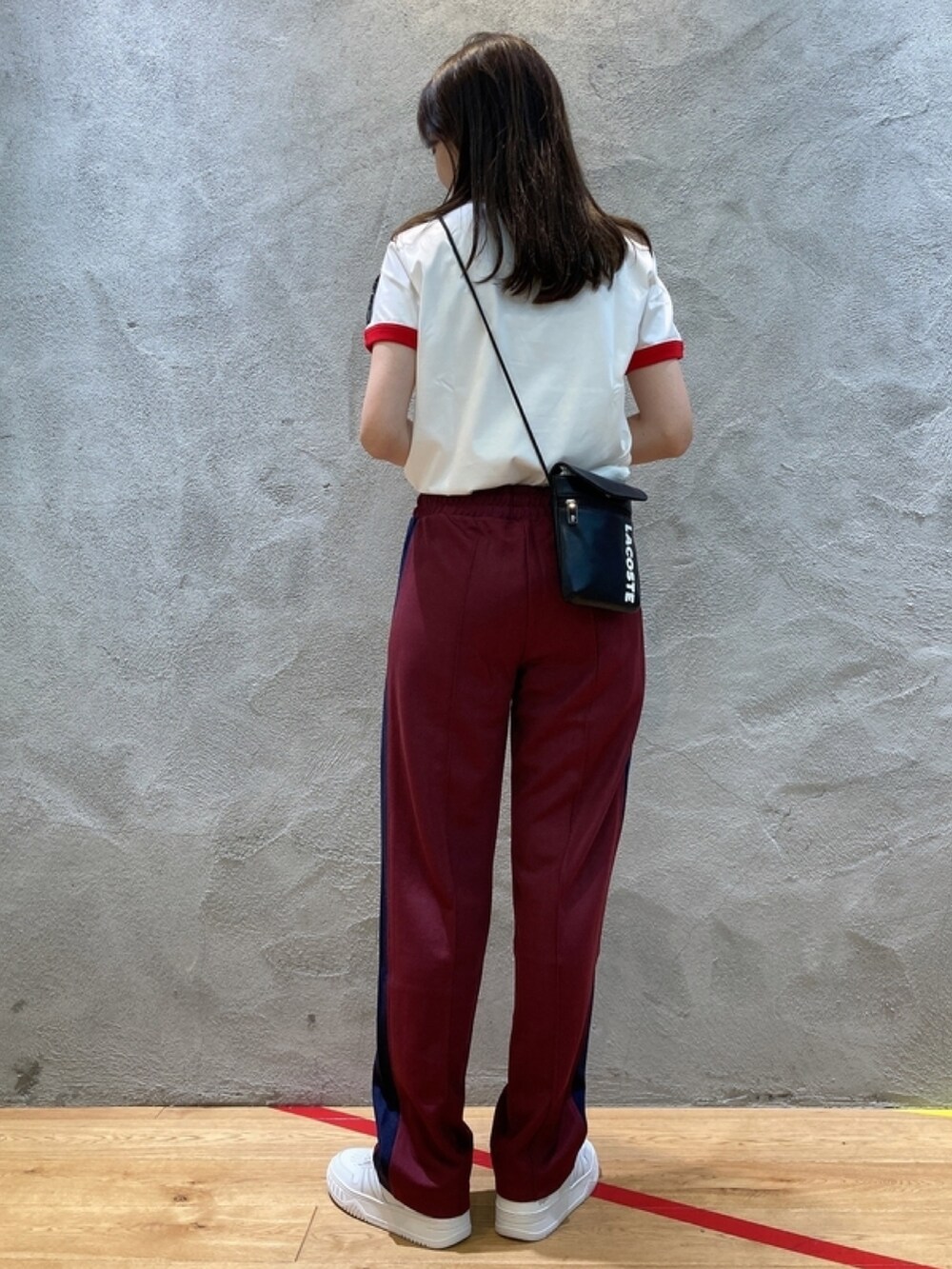 「LACOSTEのラコステテニストリムTシャツ（Tシャツ/カットソー、ホワイト系）」を使った、momoさん（レディース・166cm）の春コーディネートの2枚目の写真