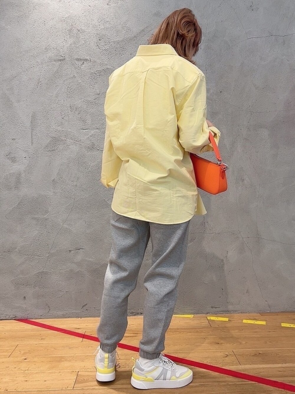 「シャツ、黄色、Tシャツ、ラコステ、ラコステ(LACOSTE)」｜「LACOSTEのオックスフォードボタンダウンシャツ（シャツ/ブラウス、イエロー系）」を使った、momoさん（レディース・166cm）の春コーディネートの5枚目の写真