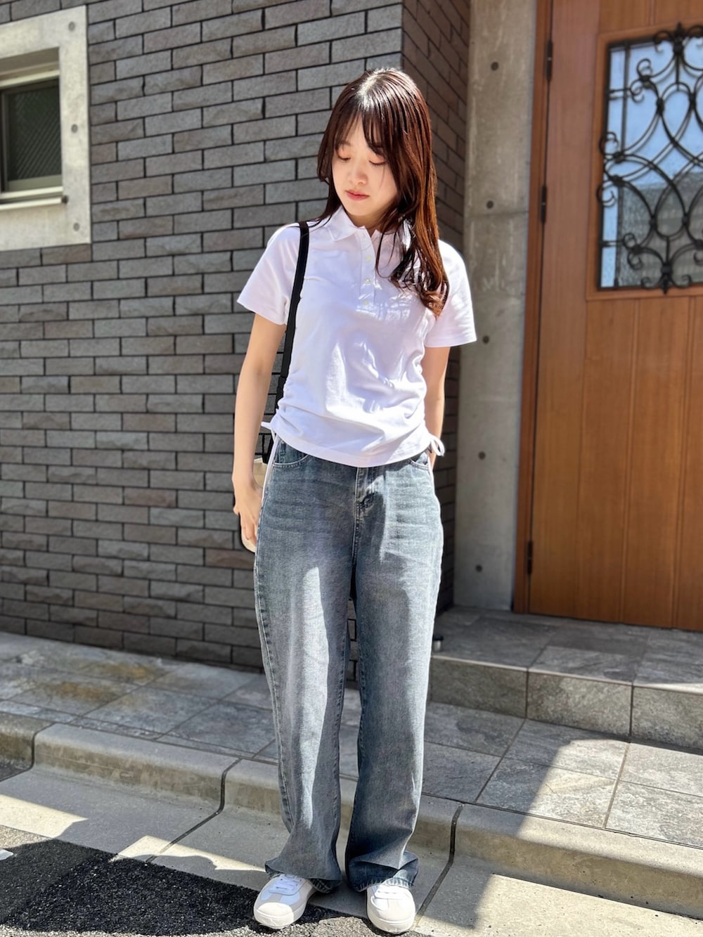 「ポロシャツ、スニーカー」｜「LACOSTEのベーシックストライプシャツ（シャツ/ブラウス、グリーン系）」を使った、momoさん（レディース・166cm）の春コーディネートの2枚目の写真