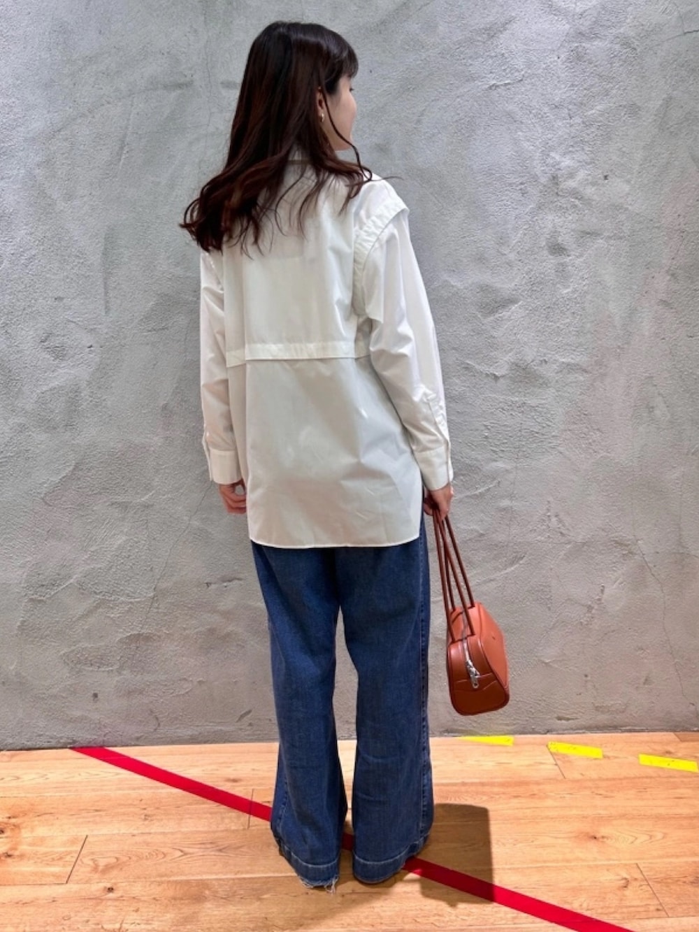 「トレンチコート、シャツ」｜「LACOSTEのローラレザーショルダーバッグ（ショルダーバッグ、ブラウン系）」を使った、momoさん（レディース・166cm）の春コーディネートの6枚目の写真