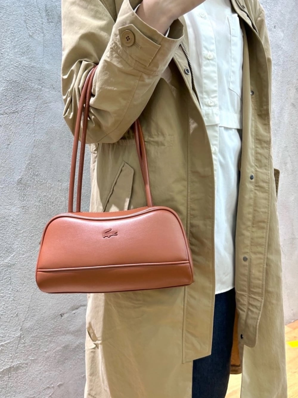 「トレンチコート、シャツ」｜「LACOSTEのローラレザーショルダーバッグ（ショルダーバッグ、ブラウン系）」を使った、momoさん（レディース・166cm）の春コーディネートの8枚目の写真