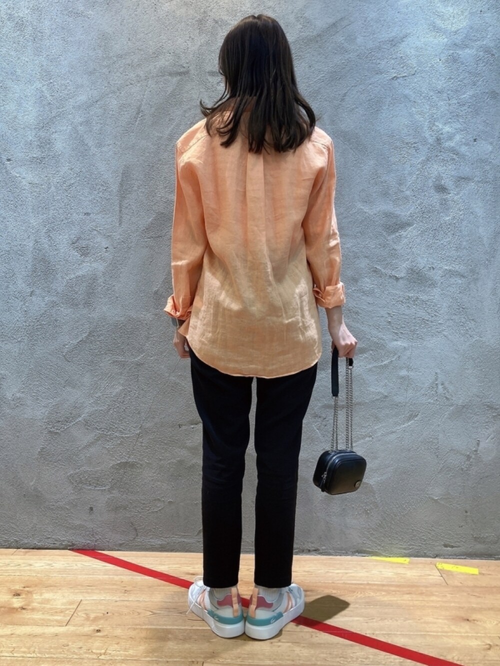 「LACOSTEのリネンボタンダウンシャツ（シャツ/ブラウス、オレンジ系）」を使った、momoさん（レディース・166cm）の春コーディネートの2枚目の写真