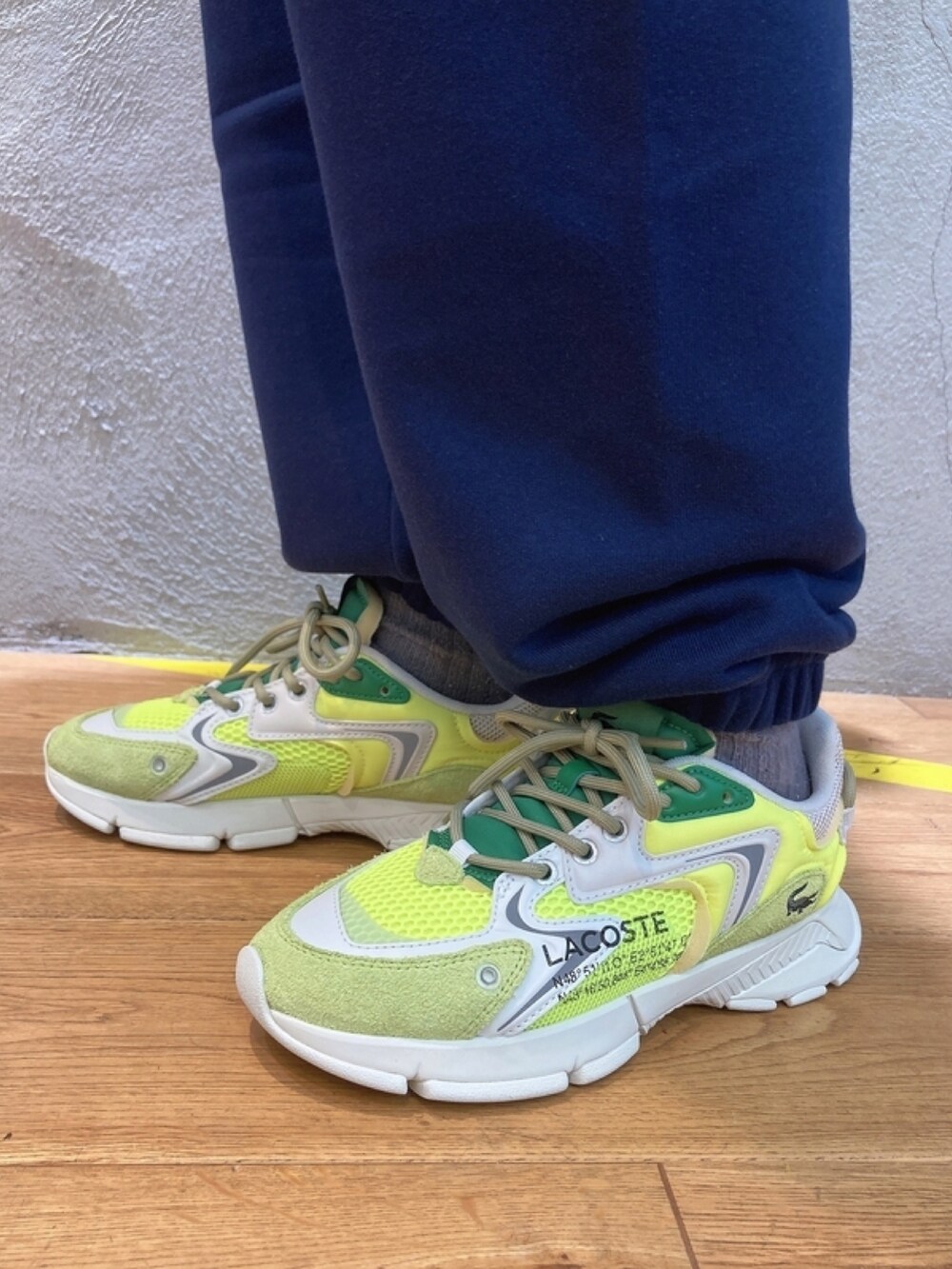 「LACOSTEのレディース L003 NEO 123 1 SFA（スニーカー、イエロー系）」を使った、momoさん（レディース・166cm）の春コーディネートの5枚目の写真