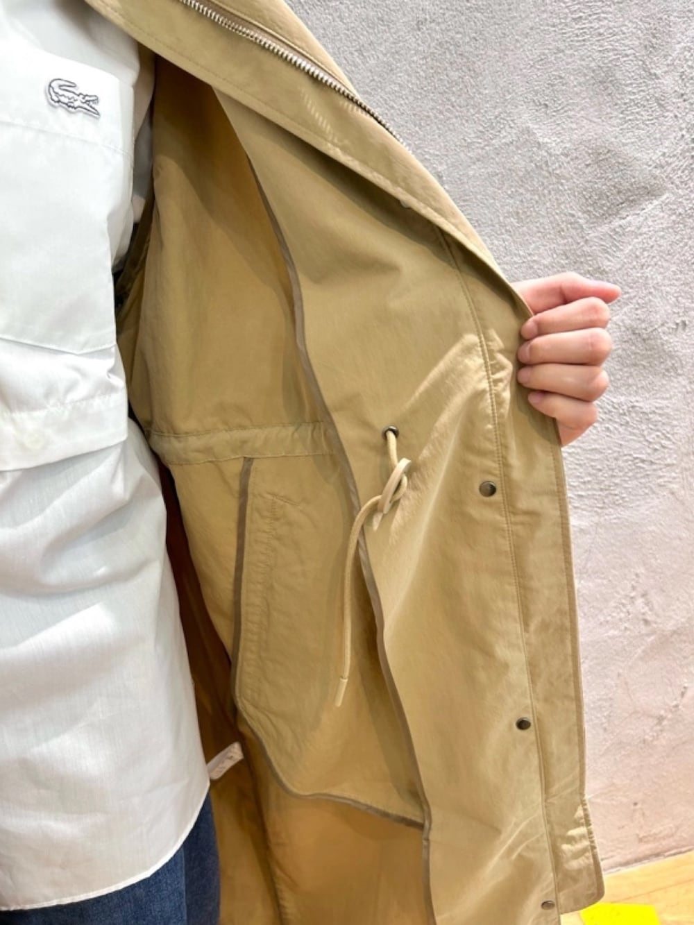 「トレンチコート、シャツ」｜「LACOSTEのローラレザーショルダーバッグ（ショルダーバッグ、ブラウン系）」を使った、momoさん（レディース・166cm）の春コーディネートの7枚目の写真