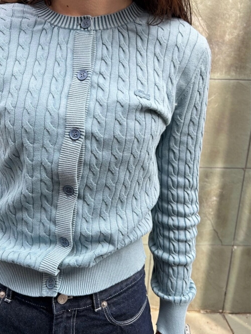 「ケーブルニット、シューズ、デニムパンツ」｜「LACOSTEのレディース BASESHOT PRO 125 2 SFA（スニーカー、ホワイト系）」を使った、momoさん（レディース・166cm）の春コーディネートの3枚目の写真