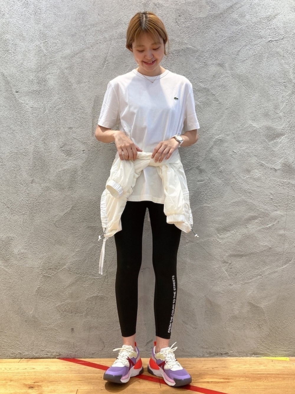 「スポーツミックス、Tシャツ、スニーカー」｜「LACOSTEの【LACOSTE/ラコステ】クロコエンブレム クルーネックワンポイントTシャツ/ブランドロゴワッペンT（Tシャツ/カットソー、ホワイト系）」を使った、momoさん（レディース・166cm）の春コーディネートの2枚目の写真