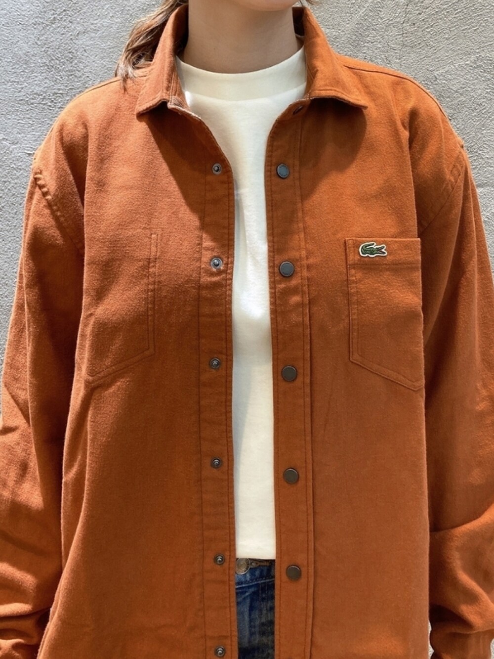 「リバーシブルシャツ、茶色、チェック柄、ボトルネック、Tシャツ、スニーカー」｜「LACOSTEのボトルネックミラノリブプルオーバー トレーナー（スウェット、ホワイト系）」を使った、momoさん（レディース・166cm）の春コーディネートの4枚目の写真