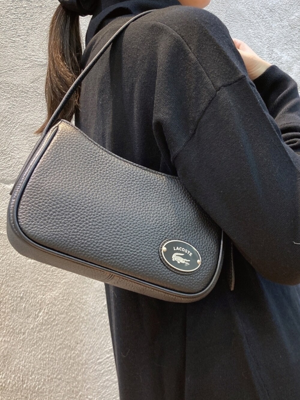 「黒、ワンピース、緑、アウター、シューズ」｜「LACOSTEのクロックステッチダウンジャケット（ダウンジャケット/コート、グリーン系）」を使った、momoさん（レディース・166cm）の春コーディネートの6枚目の写真