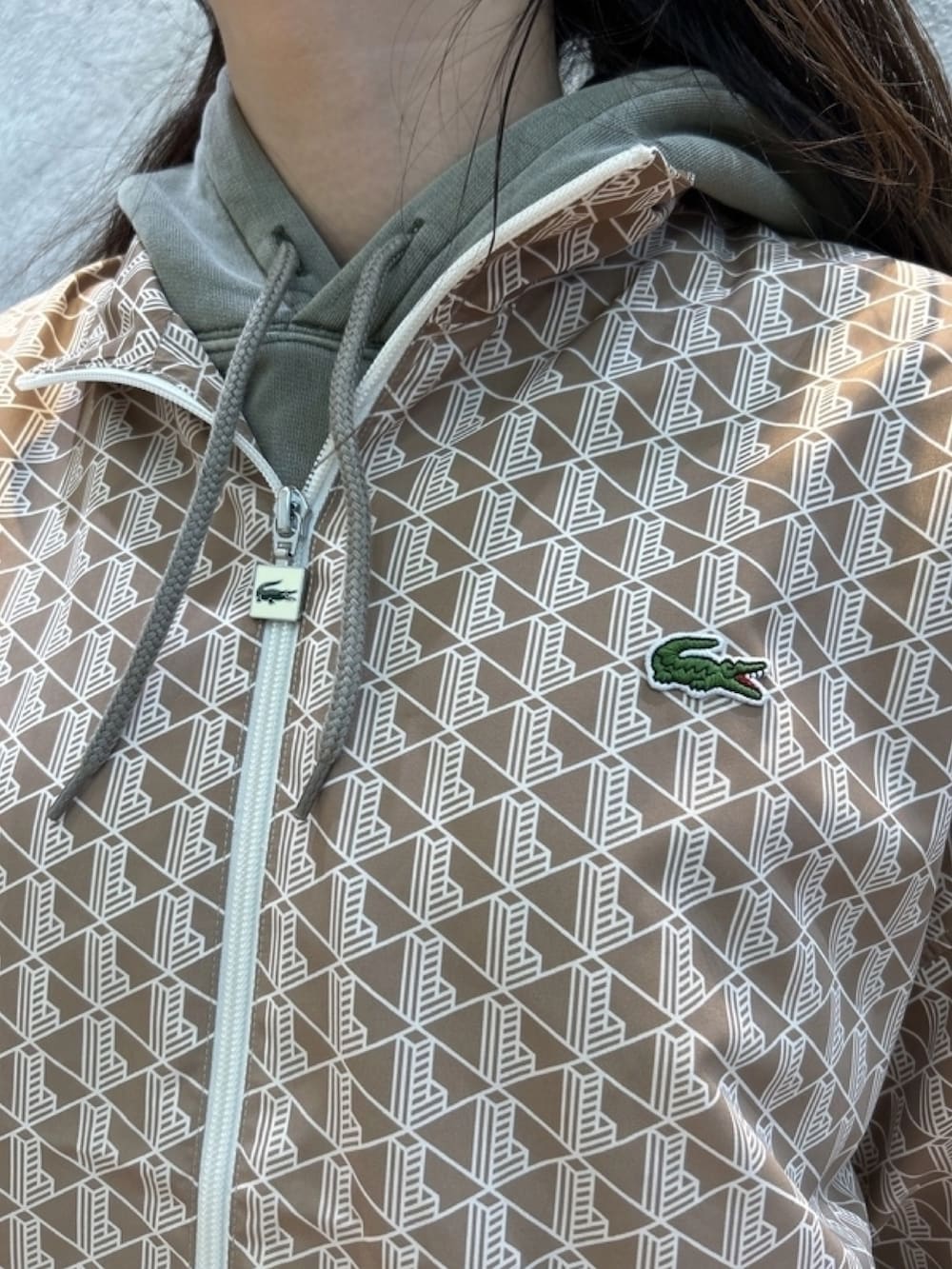 「スウェット、セットアップ、スニーカー、リュック、バックプリント、モノグラム」｜「LACOSTEのナチュラルダイスウェットトラックパンツ（スウェットパンツ、グリーン系）」を使った、momoさん（レディース・166cm）の春コーディネートの7枚目の写真