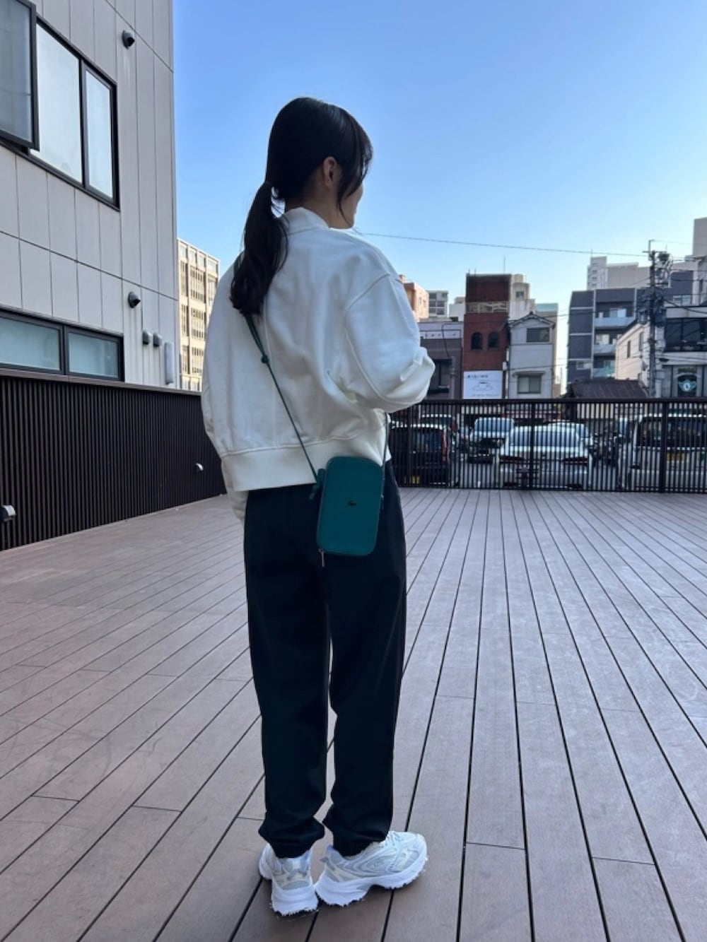 「Tシャツ、ボーダー、スウェットブルゾン」｜「LACOSTEのベーシックボーダーロングスリーブTシャツ（Tシャツ/カットソー、ホワイト系）」を使った、momoさん（レディース・166cm）の春コーディネートの2枚目の写真