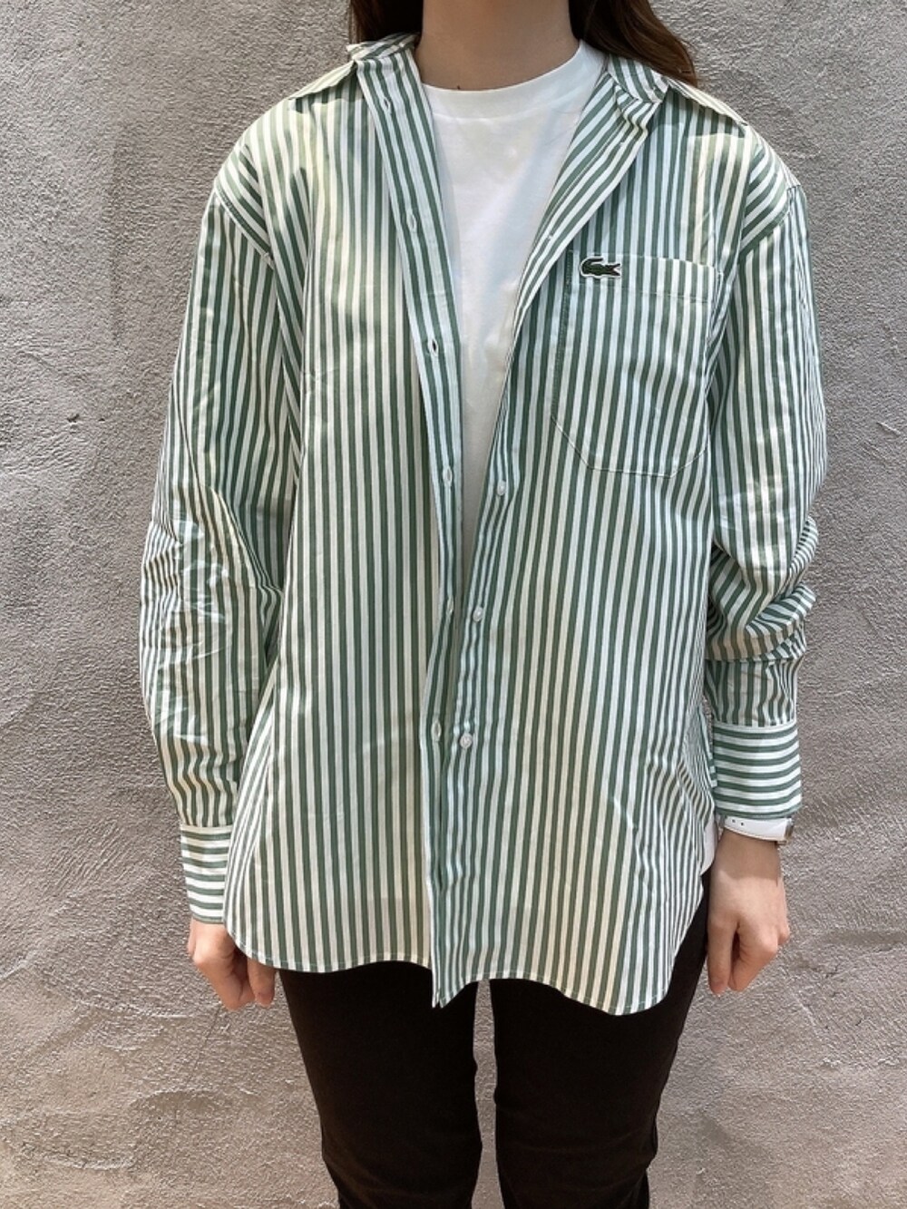「LACOSTEのワイドストライプシャツ（シャツ/ブラウス、グリーン系）」を使った、momoさん（レディース・166cm）の春コーディネートの3枚目の写真
