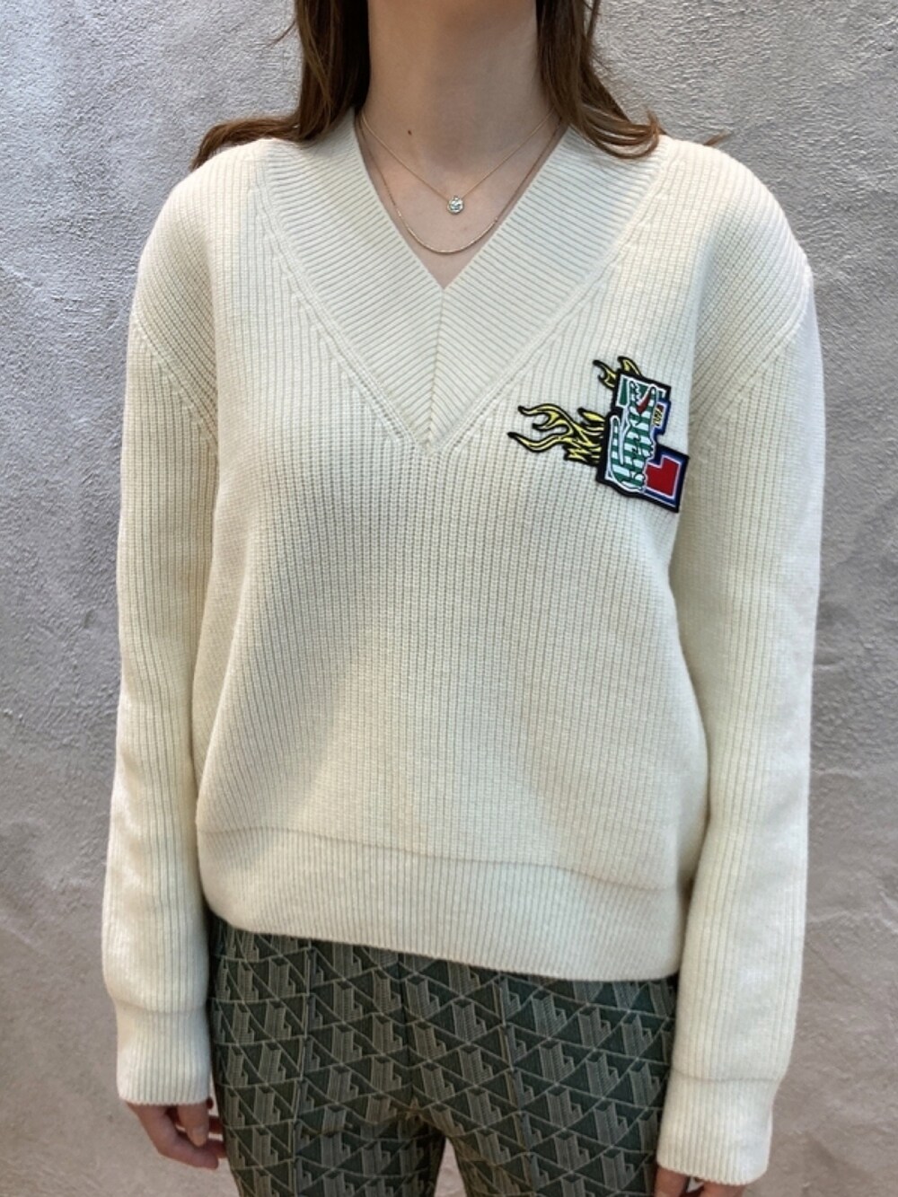 「ニット」｜「LACOSTEのシーズナルワッペンVネックニットセーター（ニット/セーター、ホワイト系）」を使った、momoさん（レディース・166cm）の春コーディネートの4枚目の写真