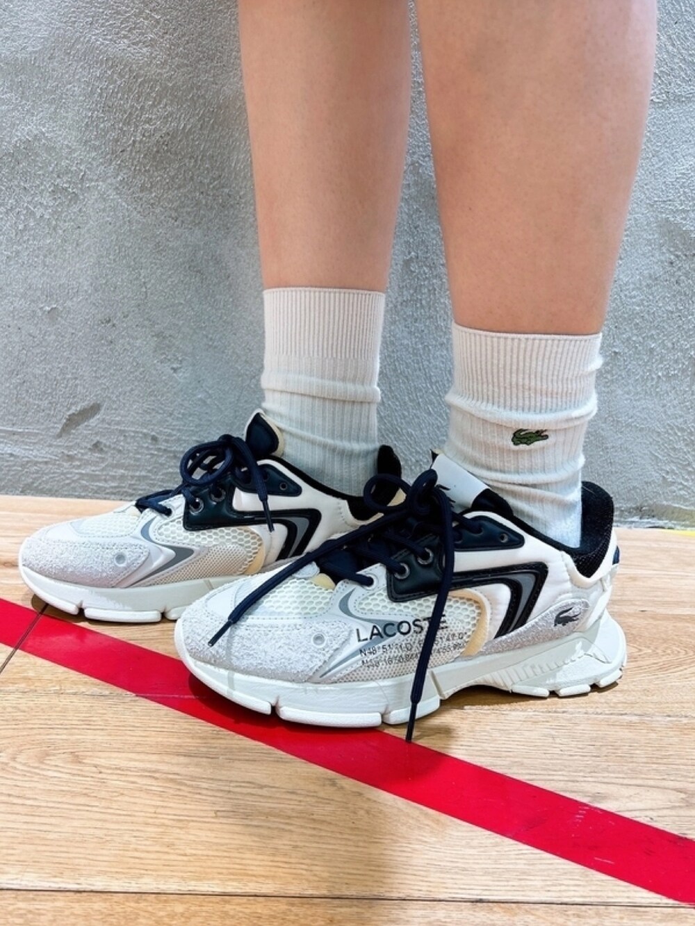 「ストライプシャツ、スカート、カーディガン、スニーカー、キャンバスバッグ」｜「LACOSTEのボリュームスリーブ ストライプクロップド 長袖シャツ（シャツ/ブラウス、ブルー系）」を使った、momoさん（レディース・166cm）の春コーディネートの9枚目の写真