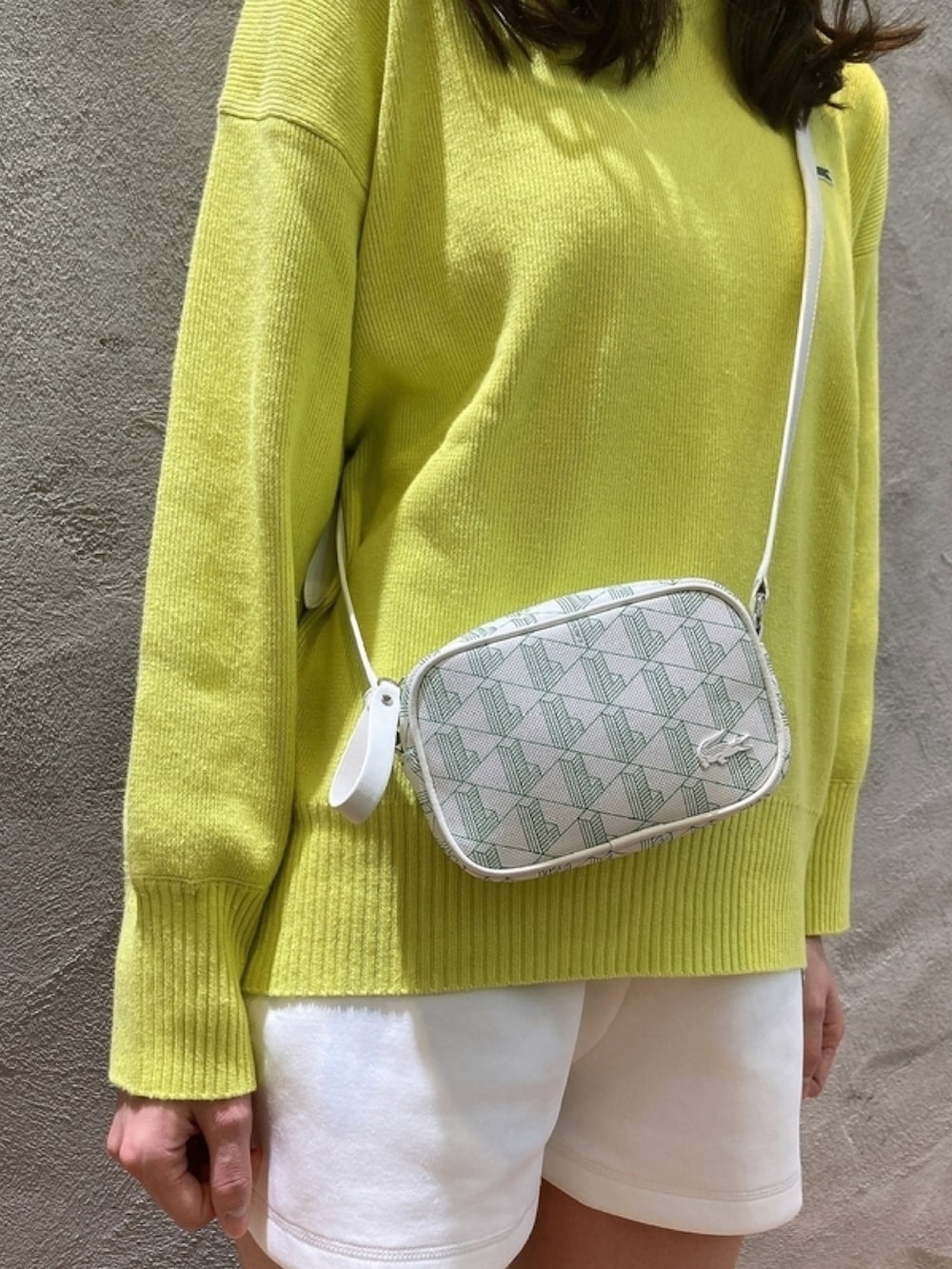 「ショートパンツ、スウェット、ニット、リネン、スニーカー、黄色、スポーツミックス」｜「LACOSTEのリネンブレンドブライトカラーニットセーター（ニット/セーター、グリーン系）」を使った、momoさん（レディース・166cm）の春コーディネートの4枚目の写真