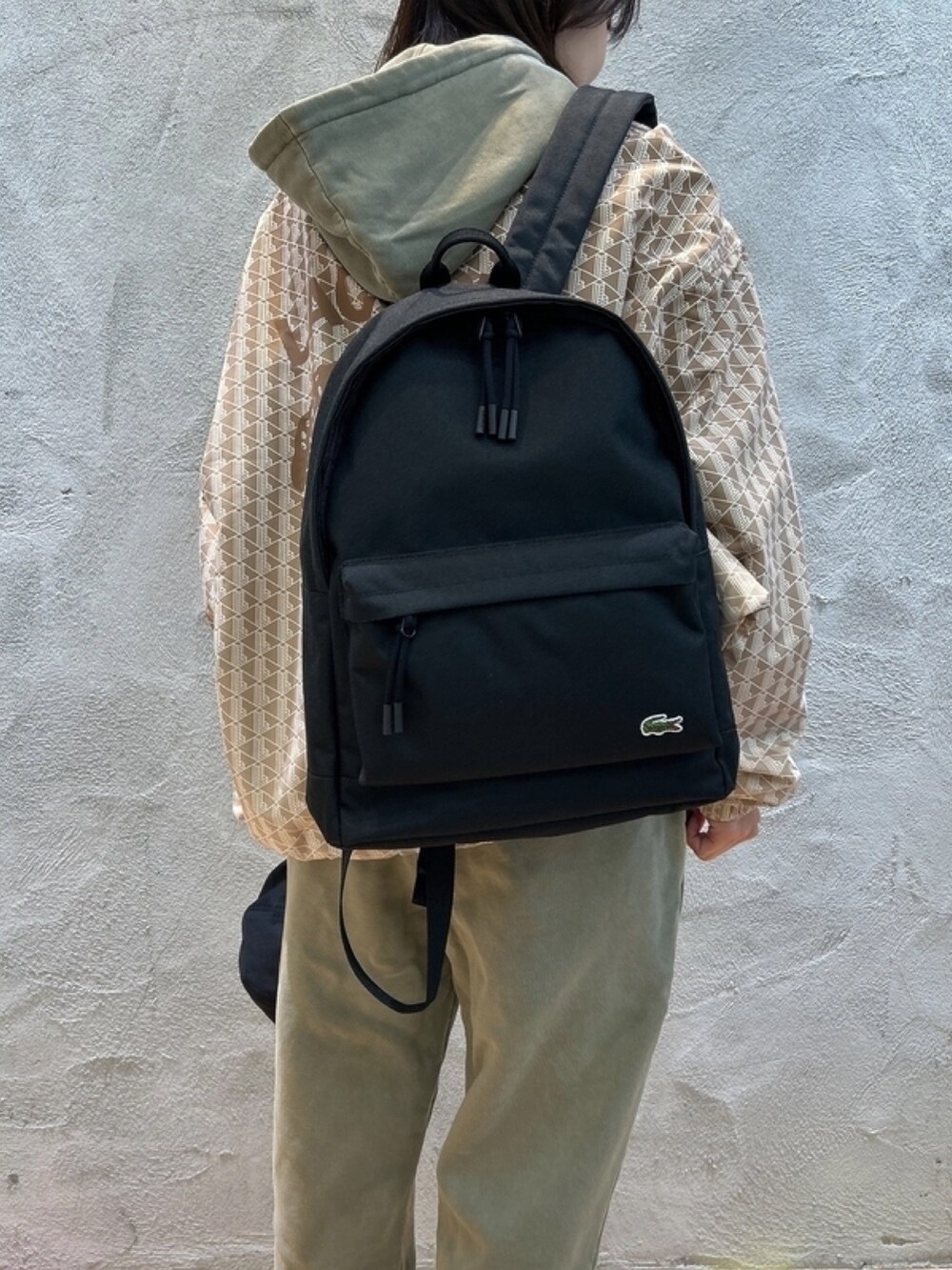 「スウェット、セットアップ、スニーカー、リュック、バックプリント、モノグラム」｜「LACOSTEのナチュラルダイスウェットトラックパンツ（スウェットパンツ、グリーン系）」を使った、momoさん（レディース・166cm）の春コーディネートの9枚目の写真