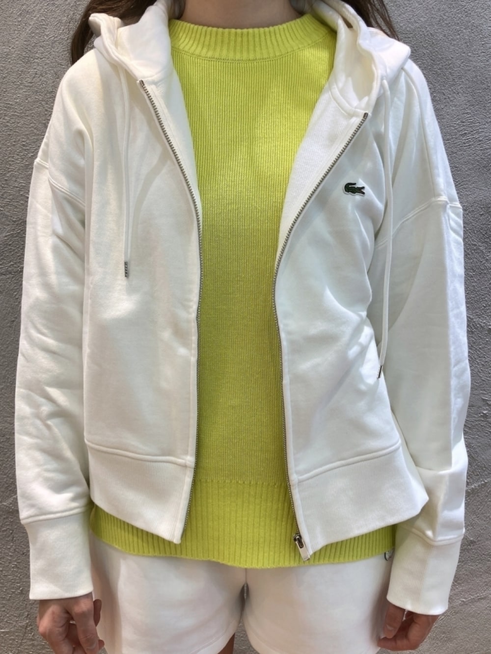 「ショートパンツ、スウェット、ニット、リネン、スニーカー、黄色、スポーツミックス」｜「LACOSTEのリネンブレンドブライトカラーニットセーター（ニット/セーター、グリーン系）」を使った、momoさん（レディース・166cm）の春コーディネートの3枚目の写真