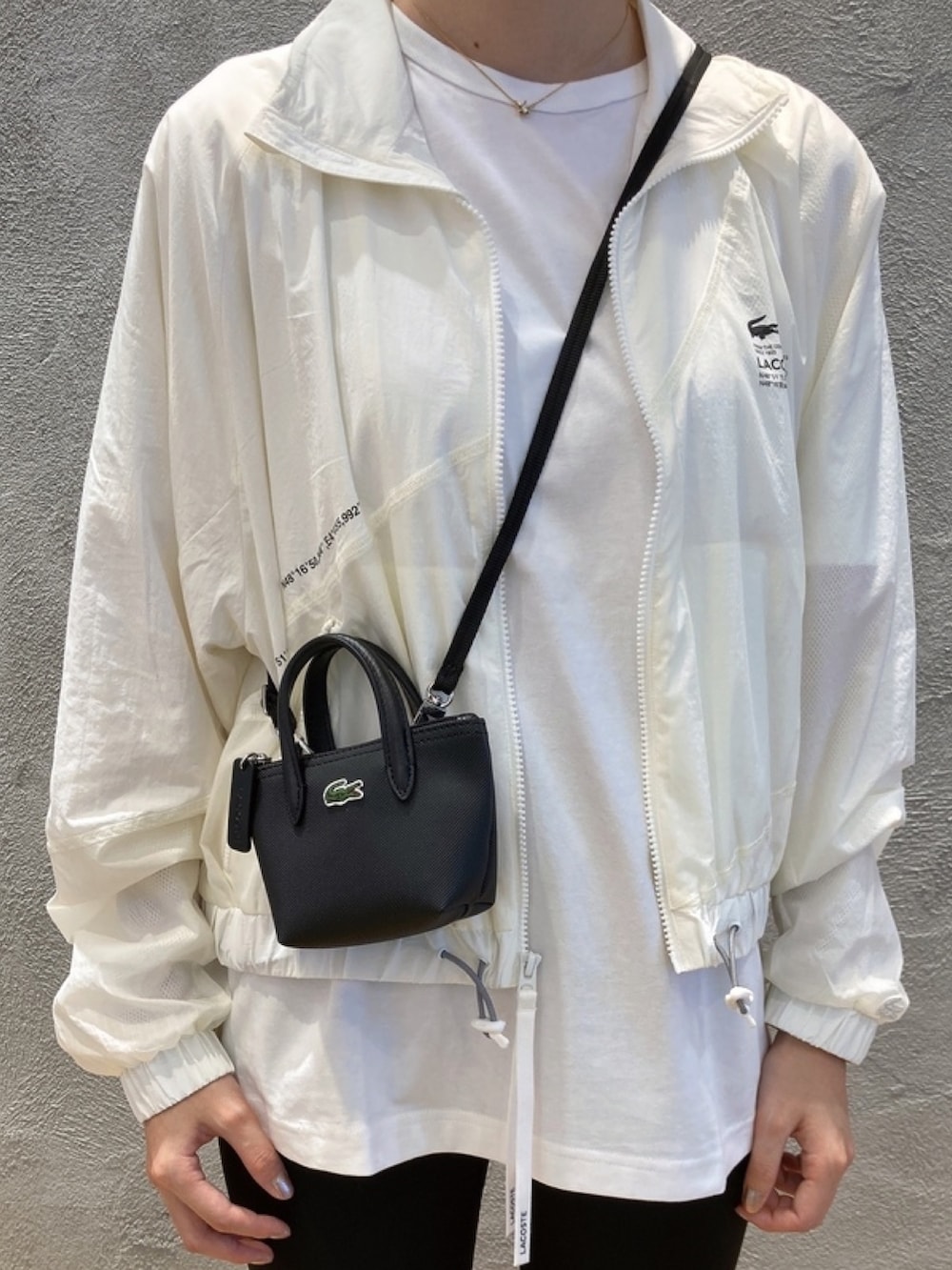 「スポーツミックス、Tシャツ、スニーカー」｜「LACOSTEの【LACOSTE/ラコステ】クロコエンブレム クルーネックワンポイントTシャツ/ブランドロゴワッペンT（Tシャツ/カットソー、ホワイト系）」を使った、momoさん（レディース・166cm）の春コーディネートの3枚目の写真