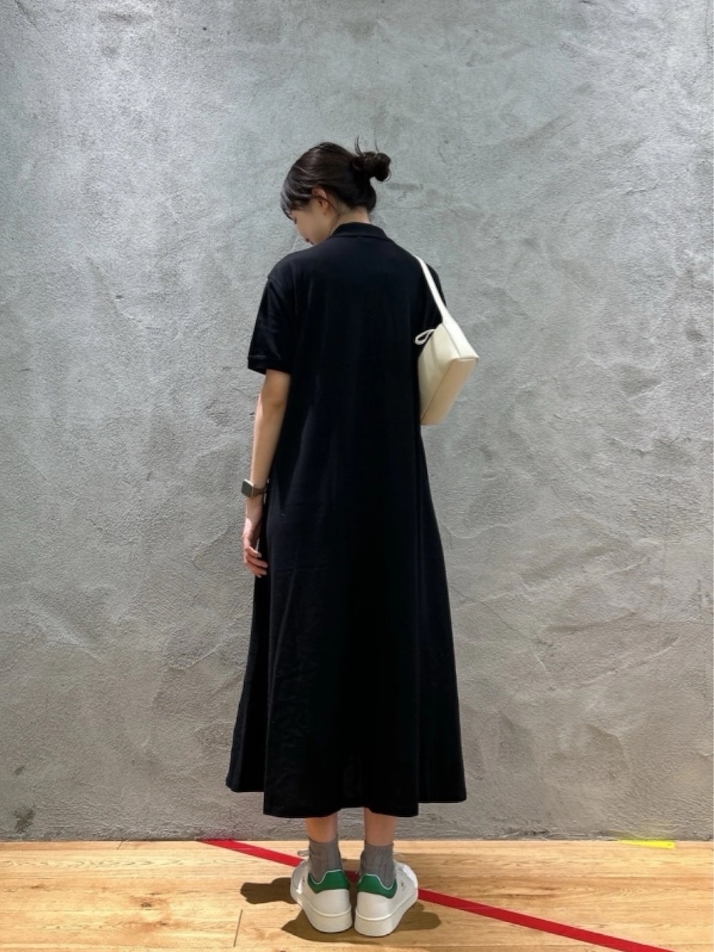 「ポロワンピ、ワンピース、ラコステ」｜「LACOSTEの鹿の子地マキシ丈ドレス（シャツワンピース、ブラック系）」を使った、momoさん（レディース・166cm）の春コーディネートの2枚目の写真
