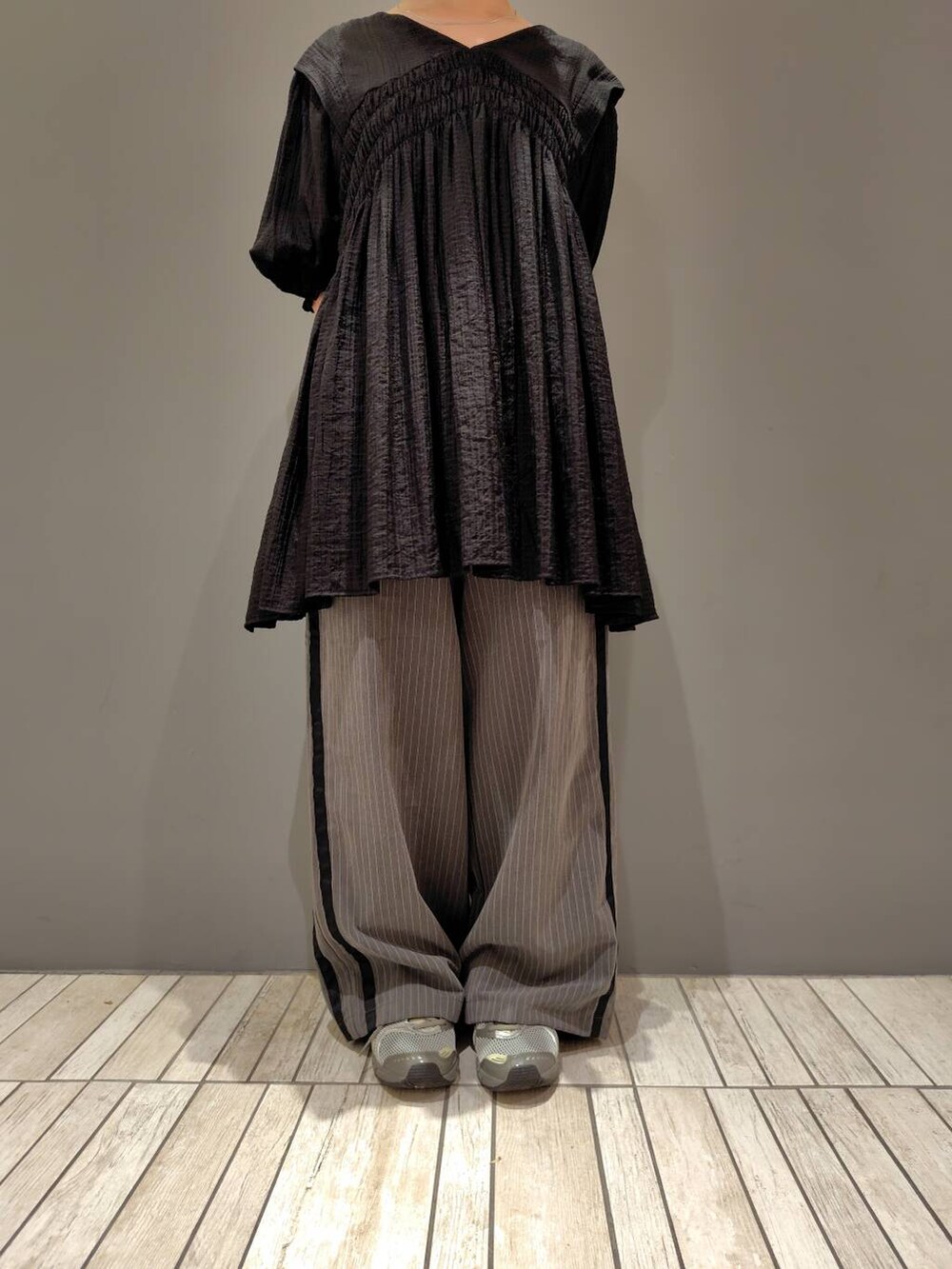 ブラック系のワンピース、グレー系のその他パンツを着用したレディースの夏コーディネートの5枚目の写真