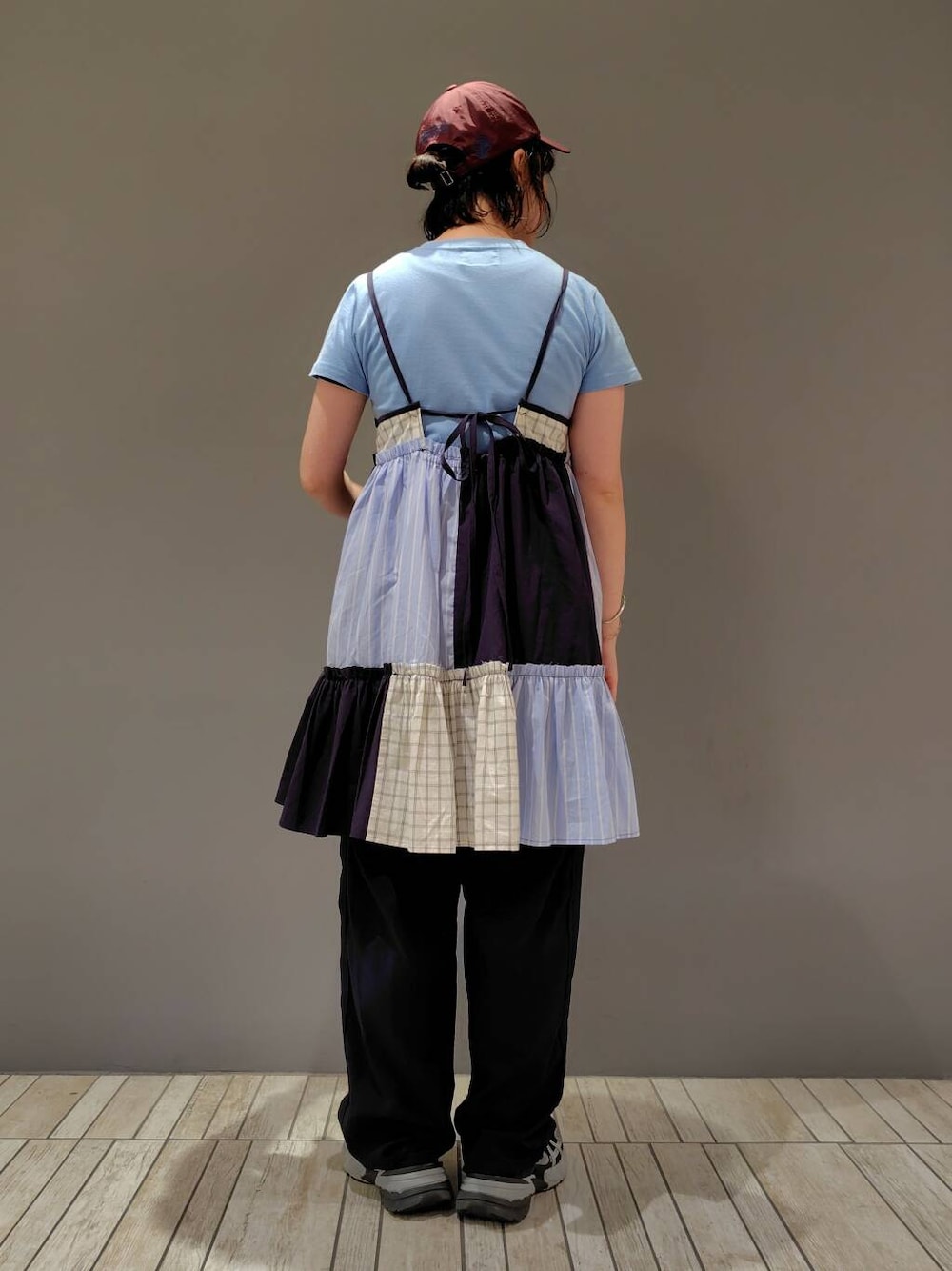 ブルー系のワンピース、ブルー系のその他パンツを着用したレディースの夏コーディネートの2枚目の写真