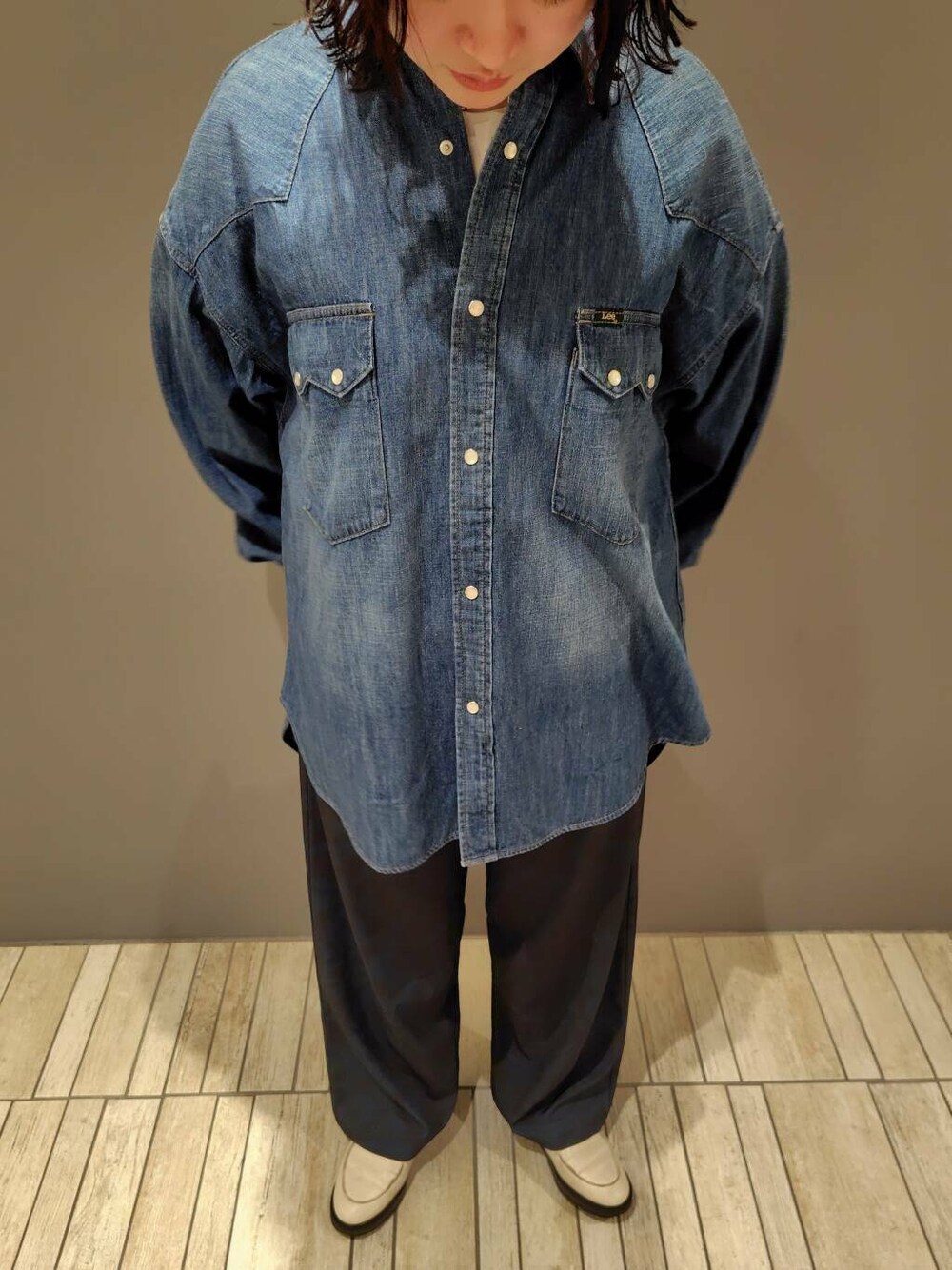 ブルー系のシャツ/ブラウス、ブルー系のその他パンツを着用したレディースの春コーディネートの4枚目の写真