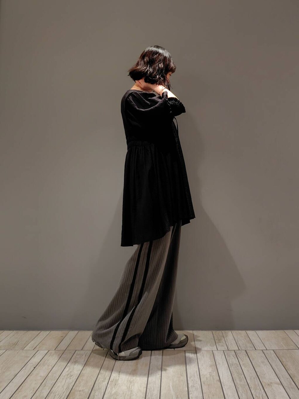 ブラック系のワンピース、グレー系のその他パンツを着用したレディースの夏コーディネートの2枚目の写真