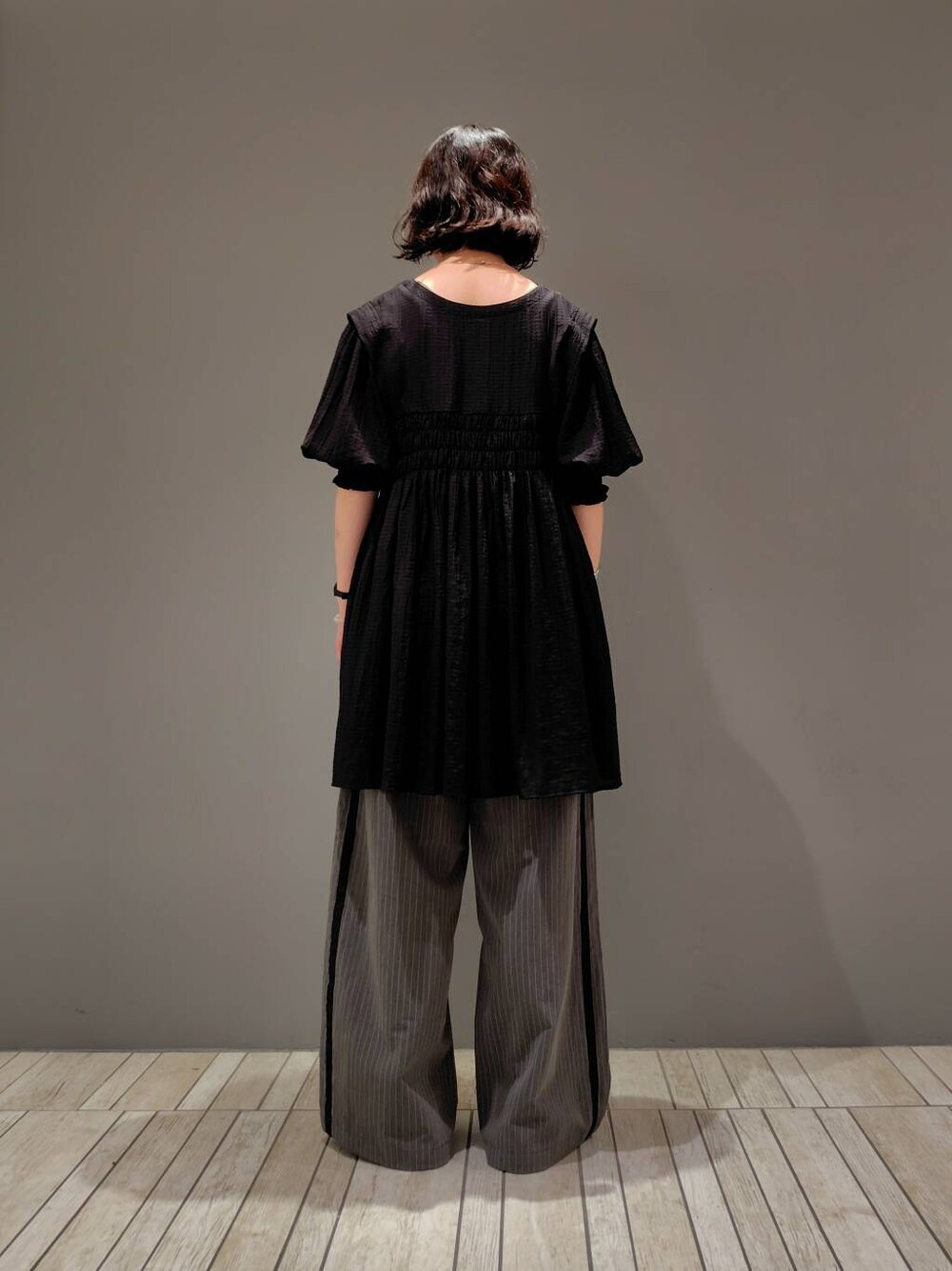 ブラック系のワンピース、グレー系のその他パンツを着用したレディースの夏コーディネートの3枚目の写真