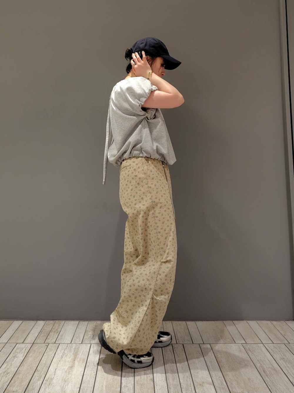 ベージュ系のその他パンツ、グレー系のスウェットを着用したレディースの夏コーディネートの2枚目の写真