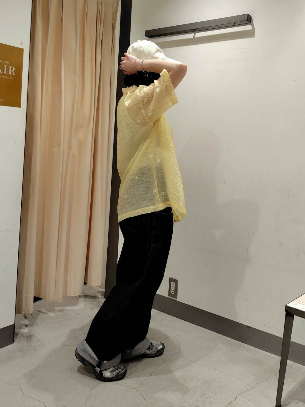 ブルー系のデニムパンツ、ホワイト系のTシャツ/カットソー、イエロー系のシャツ/ブラウスを着用したレディースの夏コーディネートの2枚目の写真