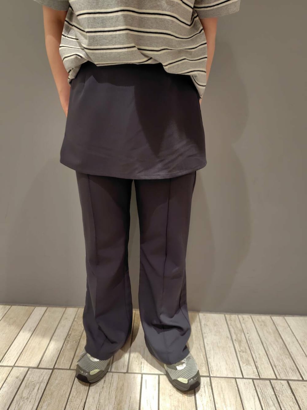 グレー系のその他パンツ、グレー系のTシャツ/カットソー、グリーン系のキャップを着用したレディースの夏コーディネートの5枚目の写真