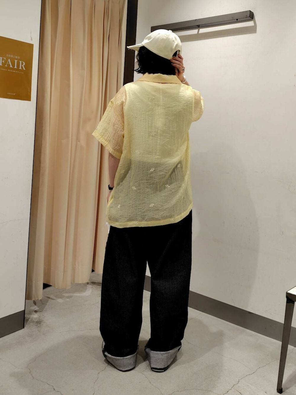 ブルー系のデニムパンツ、ホワイト系のTシャツ/カットソー、イエロー系のシャツ/ブラウスを着用したレディースの夏コーディネートの3枚目の写真