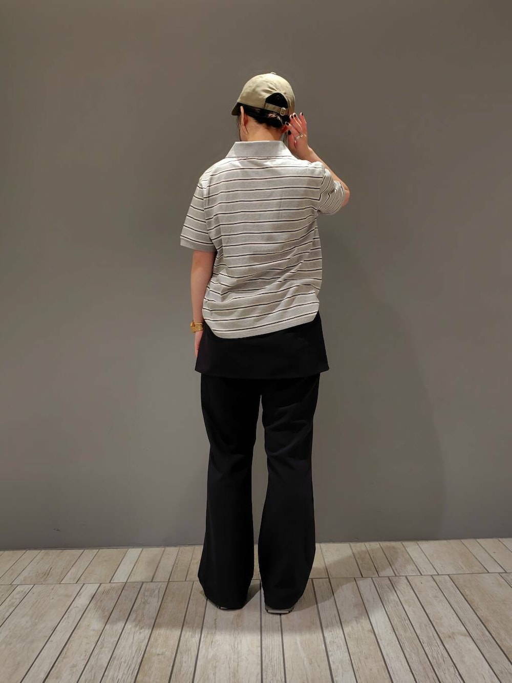 グレー系のその他パンツ、グレー系のTシャツ/カットソー、グリーン系のキャップを着用したレディースの夏コーディネートの3枚目の写真