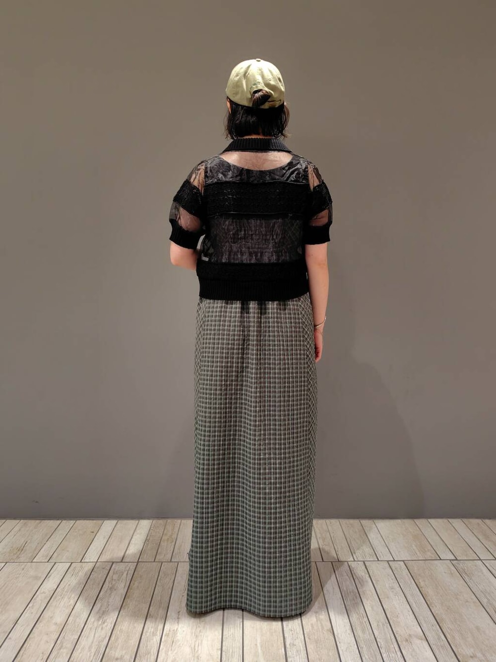 グリーン系のワンピース、ブラック系のシャツ/ブラウスを着用したレディースの夏コーディネートの3枚目の写真